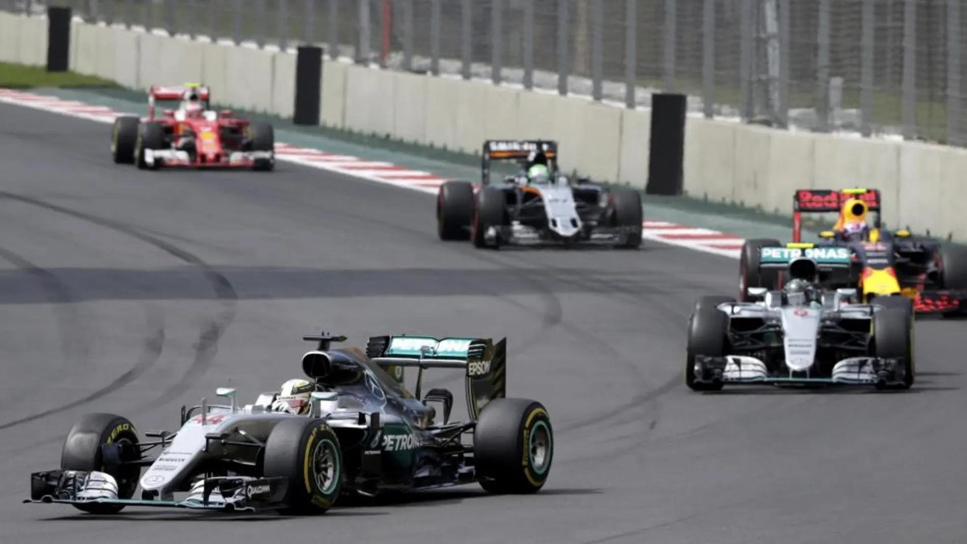 El coche de Hamilton seguido del de Rosberg
