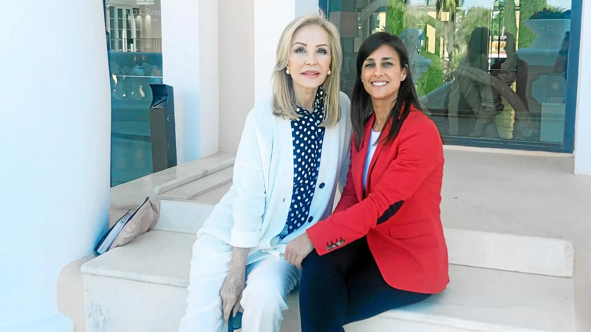 Carmen Lomana junto a Idoia Carrillo, relaciones públicas del hotel La Manga Golf (Murcia)