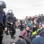 Grupos de activistas cortan varios tramos de la A7, a la altura de Figueres