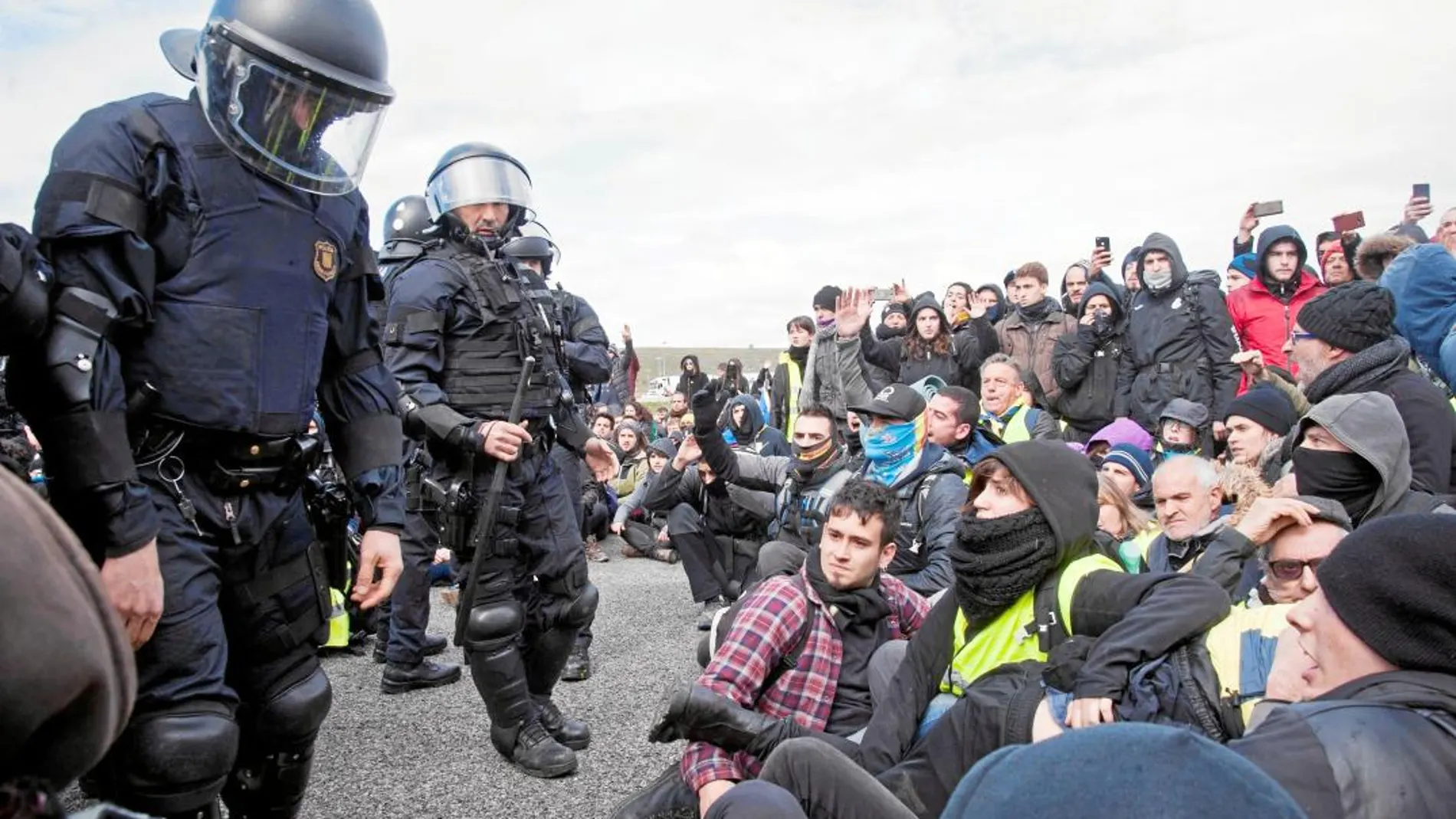 Grupos de activistas cortan varios tramos de la A7, a la altura de Figueres