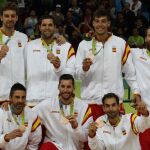 El equipo olímpico de baloncesto de España tras recibir la medalla de bronce