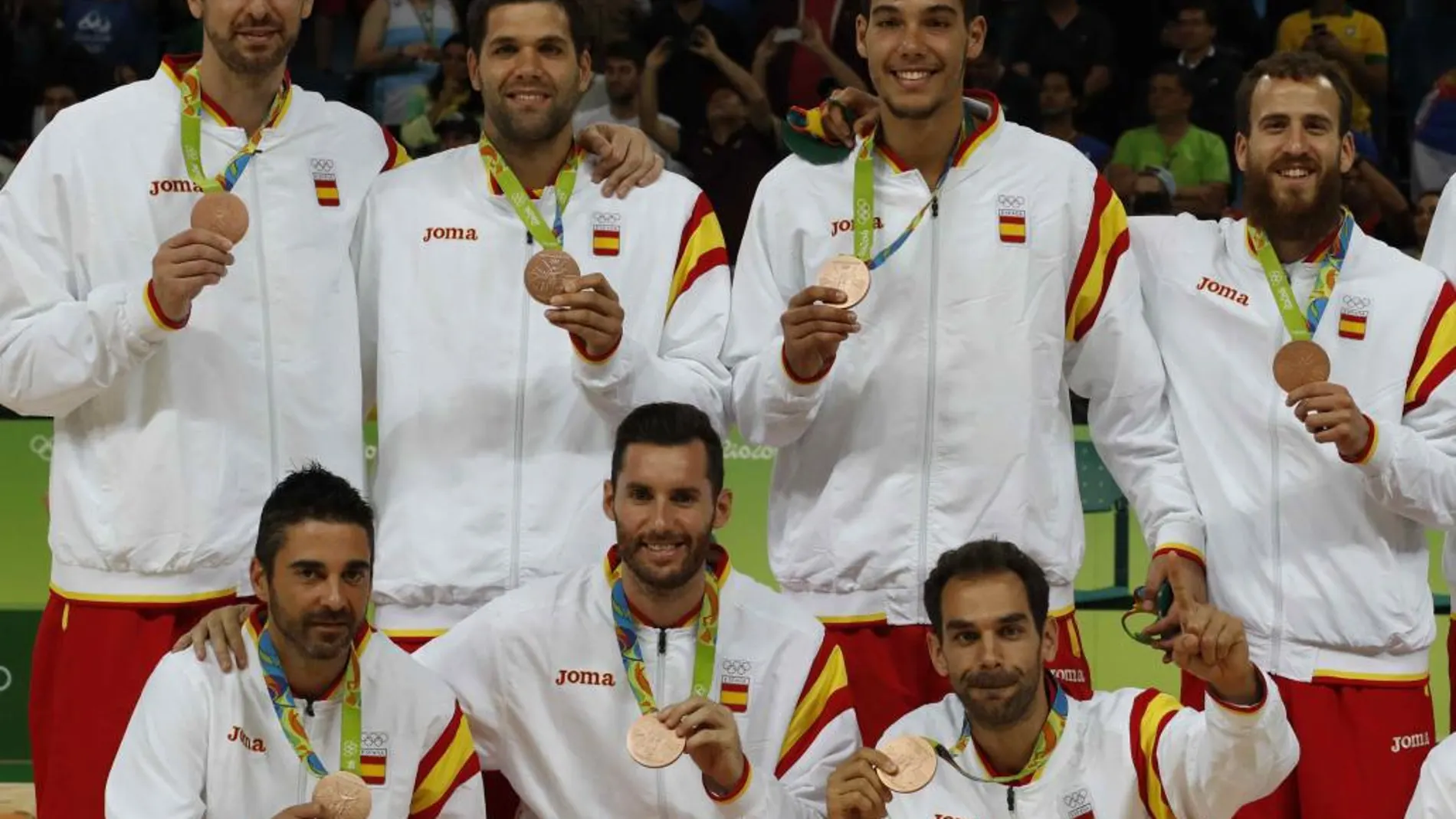 El equipo olímpico de baloncesto de España tras recibir la medalla de bronce