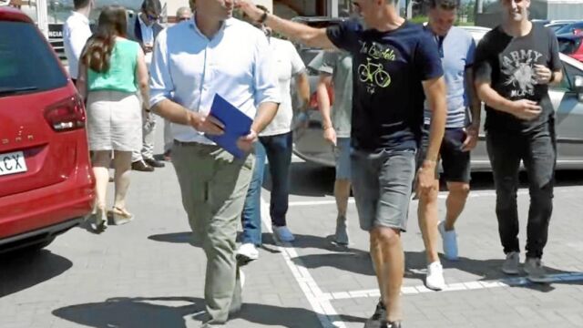 Luis Enrique saluda a José Molina en el aparcamiento de la residencia de la Ciudad del Fútbol de Las Rozas
