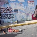 El cuerpo sin vida de un joven yace en el suelo tras un tiroteo en Caracas