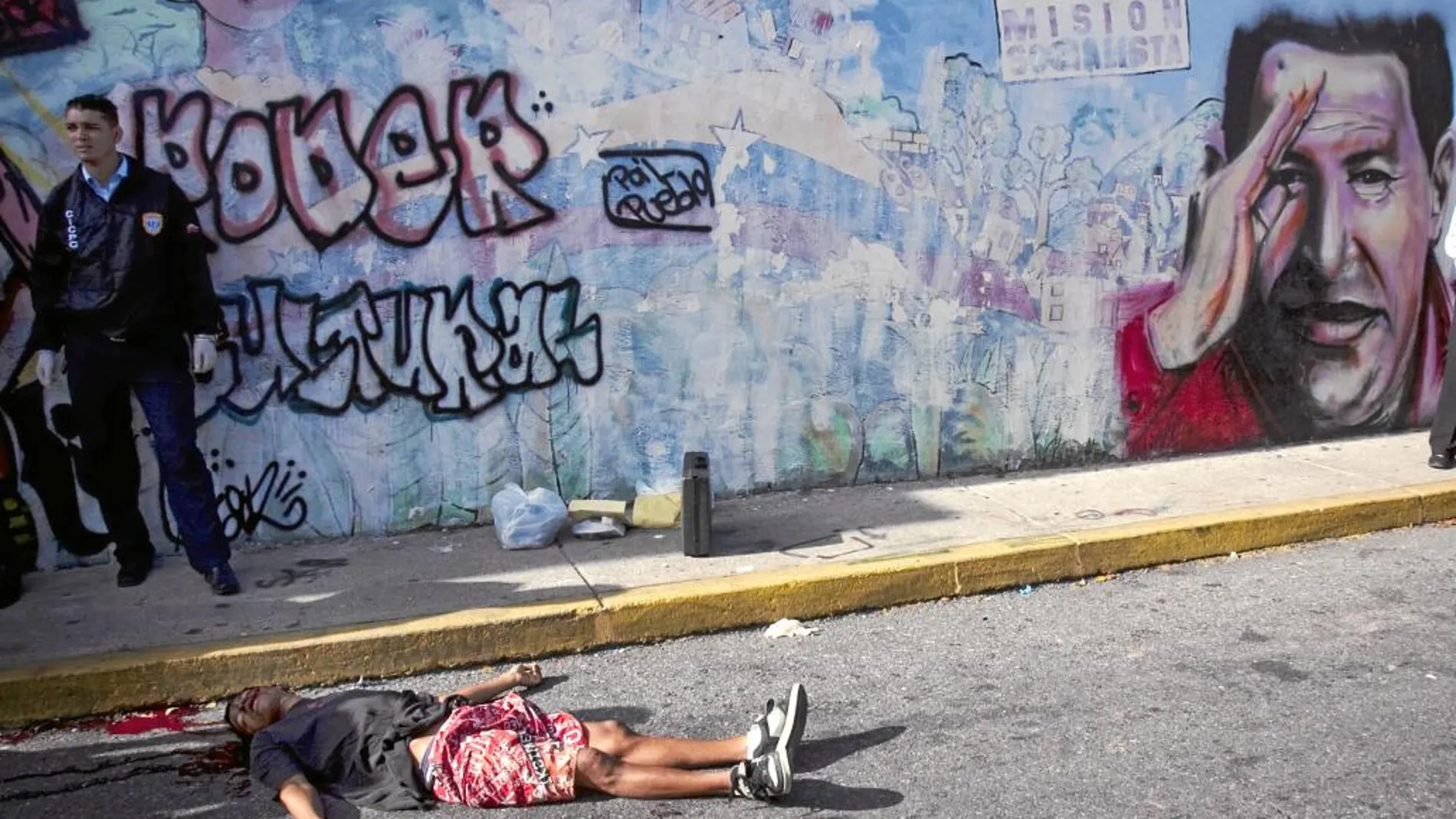 El cuerpo sin vida de un joven yace en el suelo tras un tiroteo en Caracas