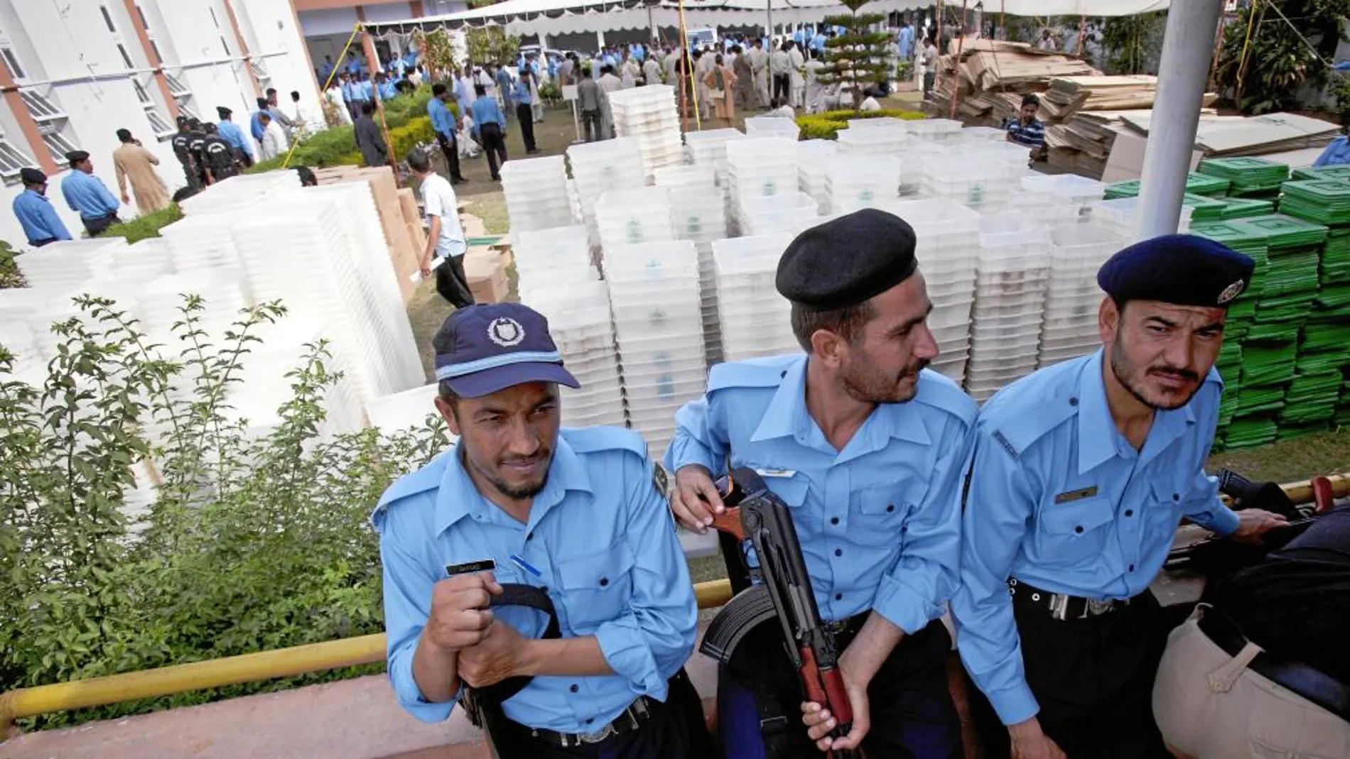Varios policías vigilan el material electoral, ayer en Islamabad