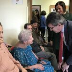 Juan Martínez Majo felicita el año y desea una buena noche de Reyes a los residentes en el centro Santa Luisa