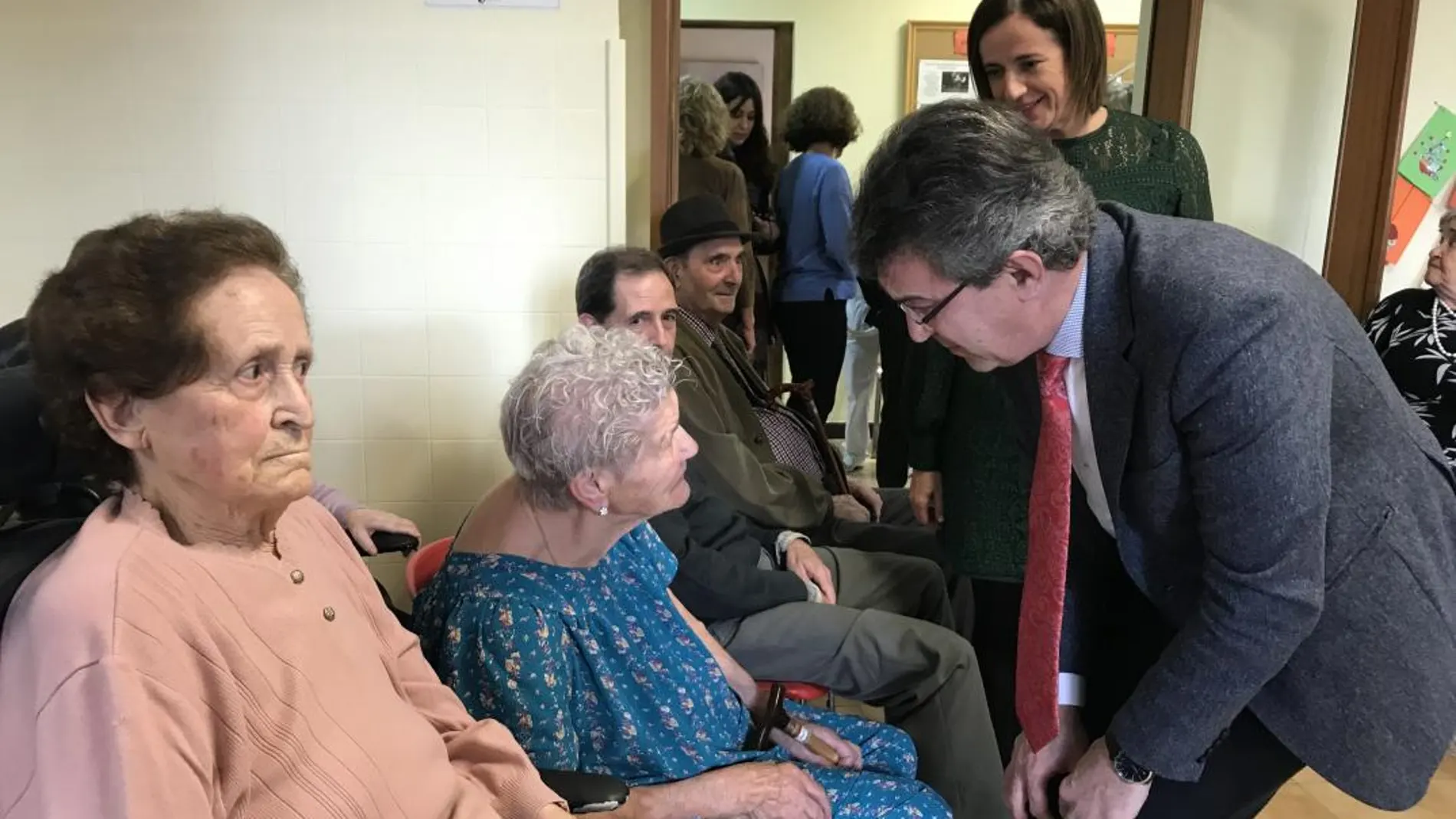 Juan Martínez Majo felicita el año y desea una buena noche de Reyes a los residentes en el centro Santa Luisa