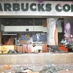 Durante la jornada de la huelga general del 29 de marzo de 2012 la cafetería Starbucks de plaza Urquinaona quedó arrasada.