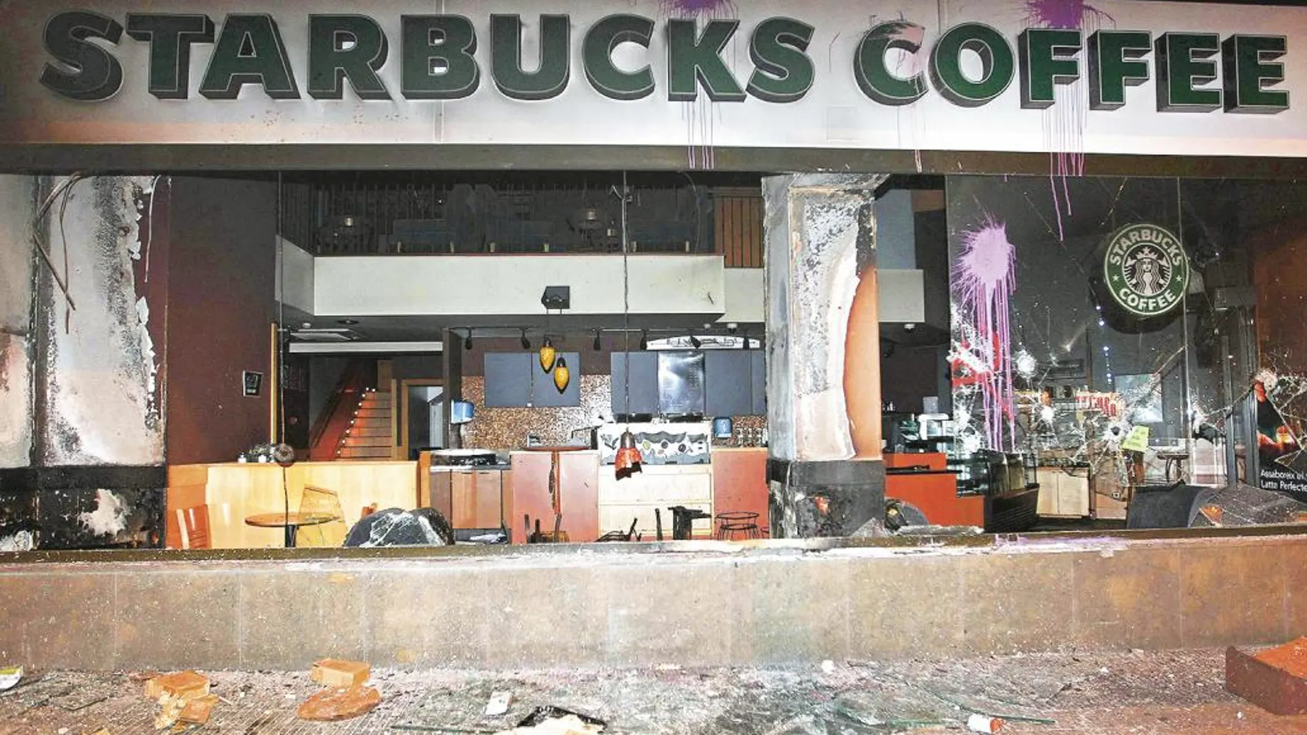 Durante la jornada de la huelga general del 29 de marzo de 2012 la cafetería Starbucks de plaza Urquinaona quedó arrasada.