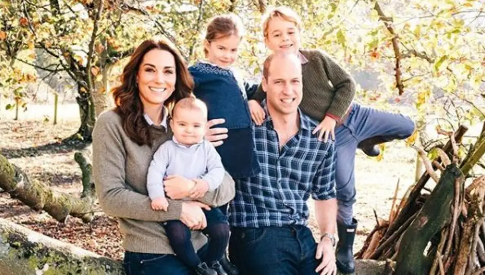 El príncipe Guillermo y Kate Middleton posan con sus hijos George, Charlotte y Louis / Foto: Twitter Kensington Palace