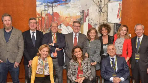 De izquierda a derecha, de pie, David Gistau, periodista y escritor, Antonio San José, moderador del acto, el catedrático de periodismo y presidente de The Family Watch, Javier Fernández del Moral, el exministro Jordi Sevilla, la directora general de The Family Watch, María José Olesti, la periodista y coach, Ana García Lozano, la actriz Marta Hazas y el productor José María Irisarri. Sentados, la profesora de educación física, Mariola Fornés, la directora general adjunta de Comunicación de Bankia, Amalia Blanco, y el Jefe de los servicios médicos del Club Atlético de Madrid, el Dr. José María Villalón