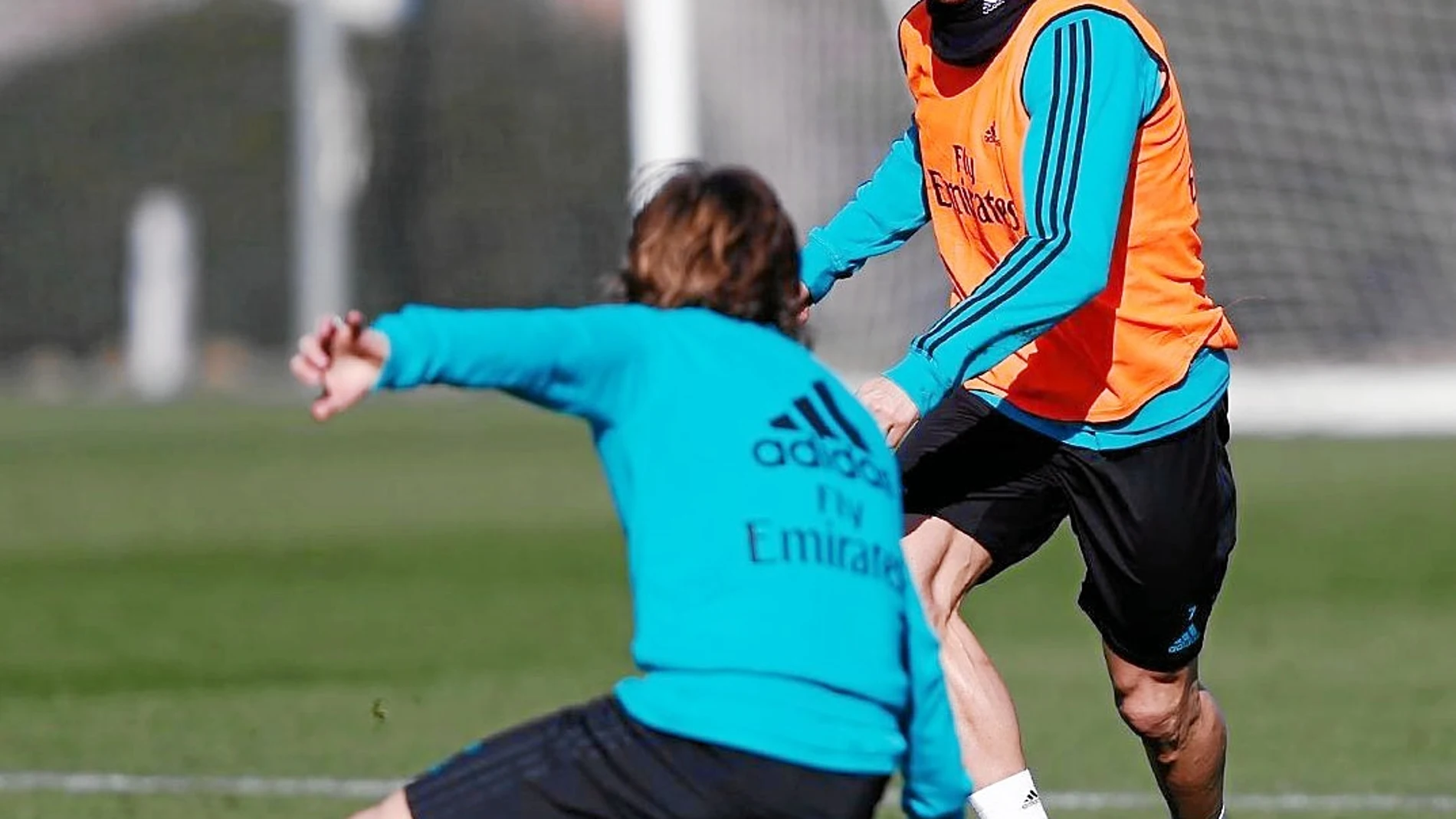 Cristiano Ronaldo, con Modric, en el entrenamiento de ayer del Real Madrid en Valdebebas