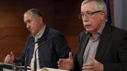 Los secretarios generales de UGT, Pepe Álvarez, iz., y de CC.OO., Ignacio Fernández Toxo