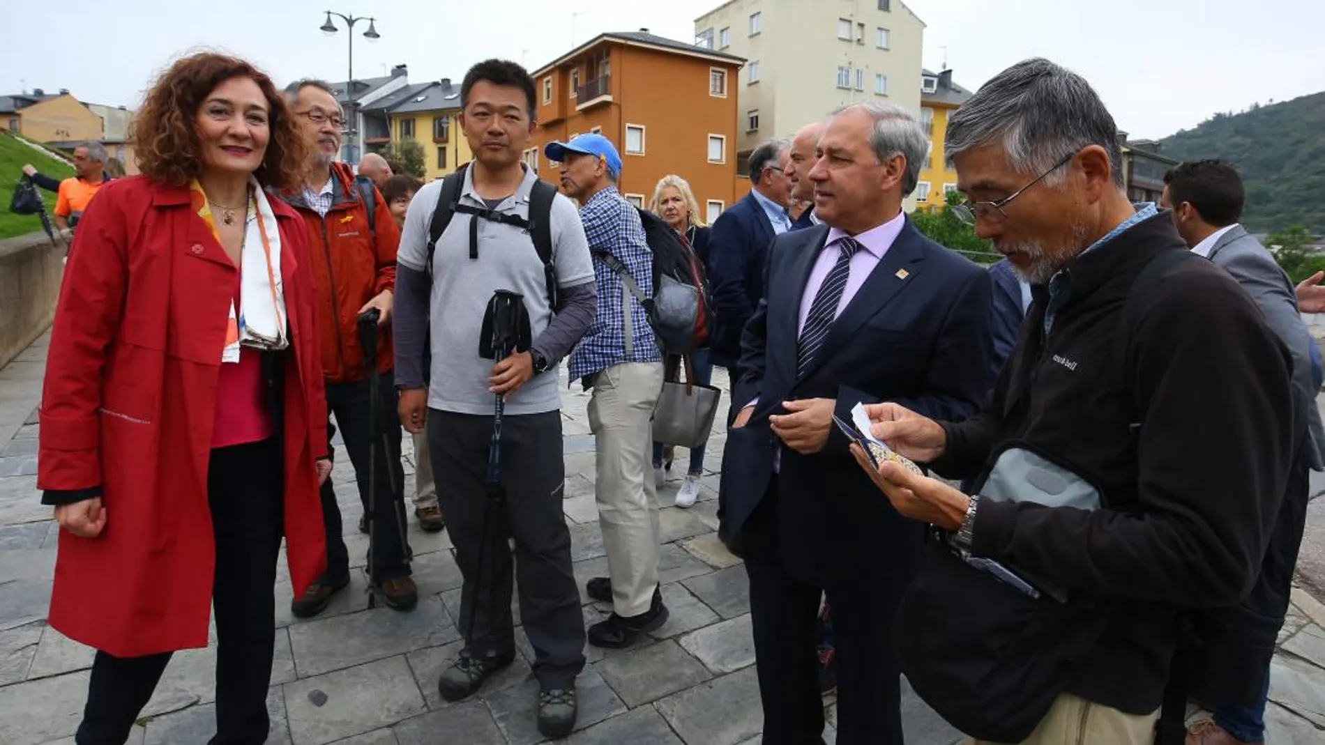 La alcaldesa de Ponferrada, Gloria Fernández Merayo, junto a los representantes de la Asociación del Camino de Invierno a Santiago y del Consulado Honorario de España en Takamatsu y en Fukuoka, durante la plantación de cerezos con motivo del 150 aniversario de las relaciones diplomáticas entre España y Japón y el inicio de su peregrinación por el Camino de Invierno