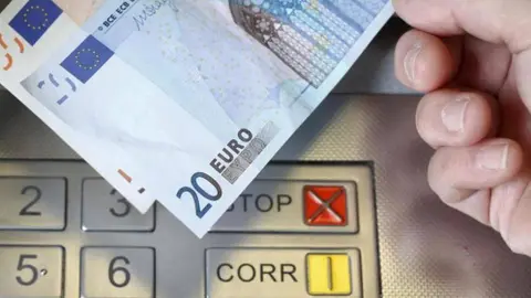La caída de la morosidad se debió, en su mayor parte, al recorte de los créditos impagados. (Archivo)