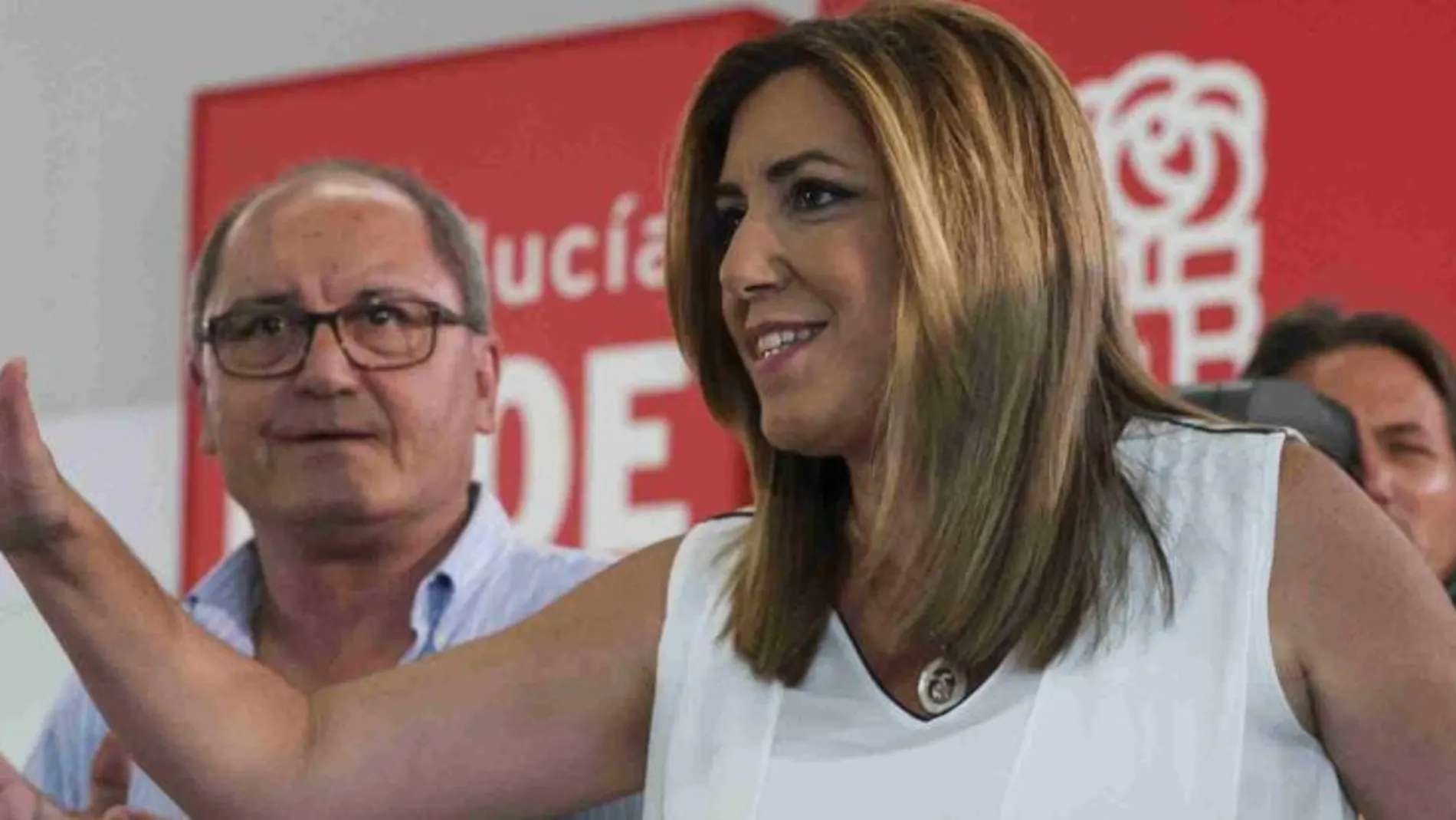 Susana Díaz, junto al secretario de organización, Juan Cornejo (i), esta tarde en la reunión del comité director de su partido en Sevilla.