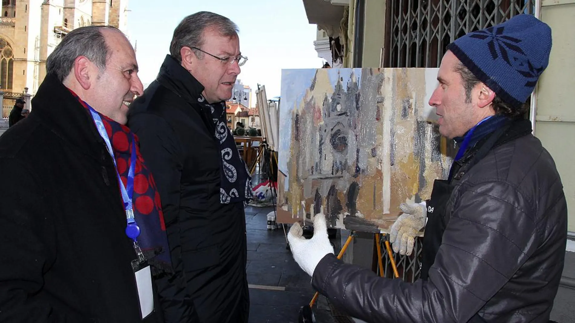 El alcalde de León, Antonio Silván, visita a uno de los participantes