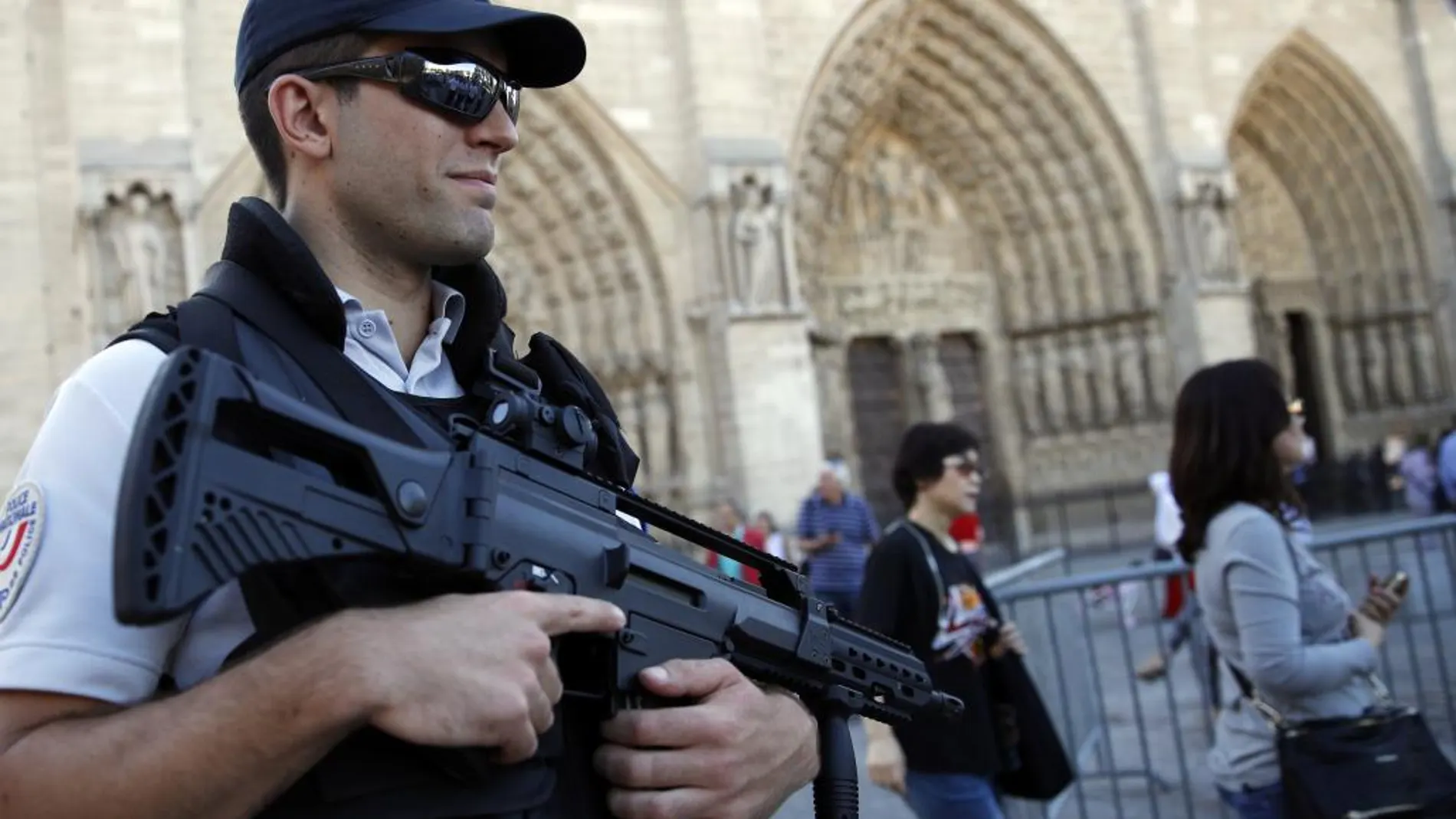 Policías cerca de la catedral de Notre Dame