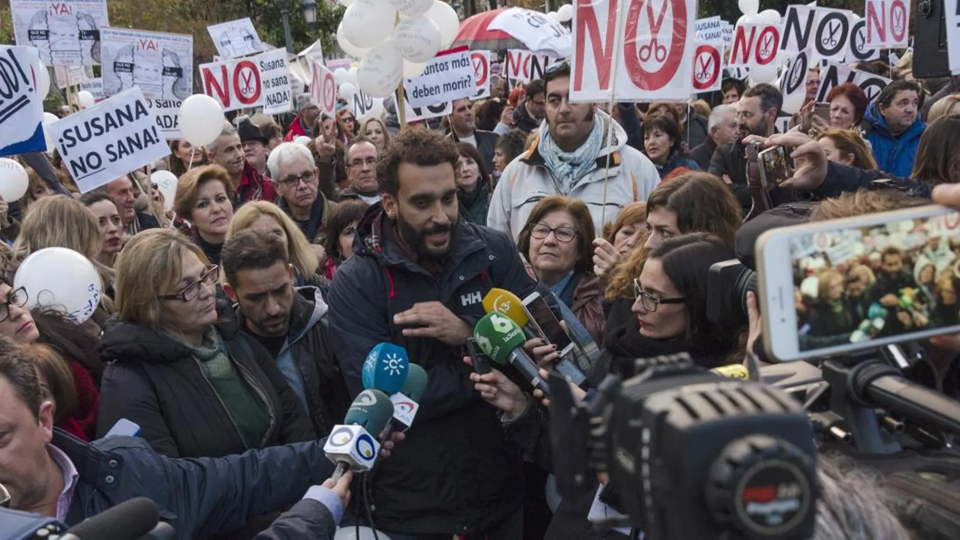 Jesús Candel «Spiriman» en la concentración que se celebró ayer en Jaén contra las fusiones hospitalarias