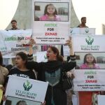 Un grupo de activistas paquistaníes protesta por la violación y el asesinato de una niña de 8 años en Karachi, Pakistán. Foto: AP