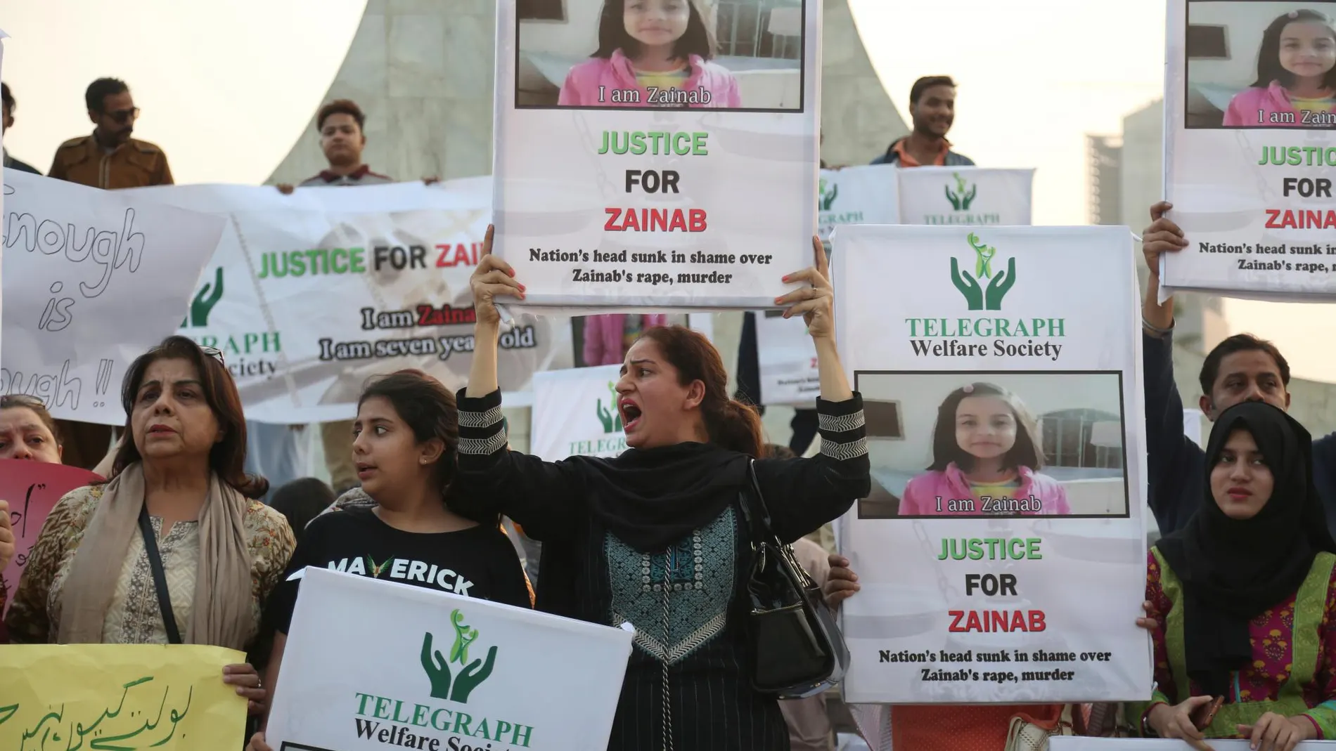 Un grupo de activistas paquistaníes protesta por la violación y el asesinato de una niña de 8 años en Karachi, Pakistán. Foto: AP