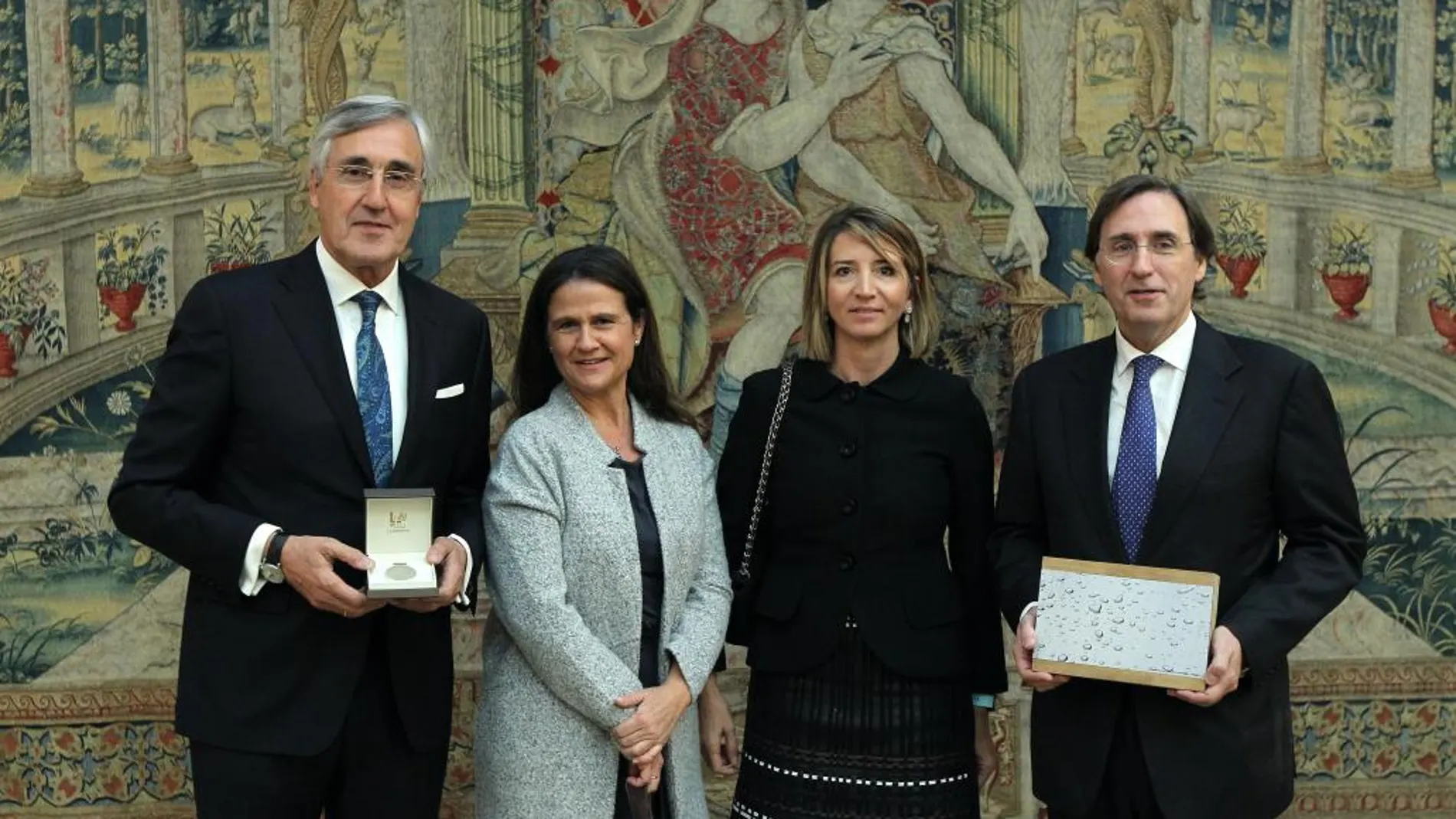Entrega de los Premios Reina Letizia. De (I a D), el alcalde de Ávila, José Luis Rivas, Sonia Pascual Gómez-Cuétara, la consejera de Familia e Igualdad de Oportunidades. Alicia García y el presidente del Grupo Pascual, Tomás Pascual Gómez -Cuétara.