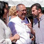 El secretario autonómico del PSOE, Luis Tudanca (D) acompañado por la subdelegada del Gobierno, Teresa Mata (I) y el alcalde de Veguellina de Órbigo, Joaquín Llamas