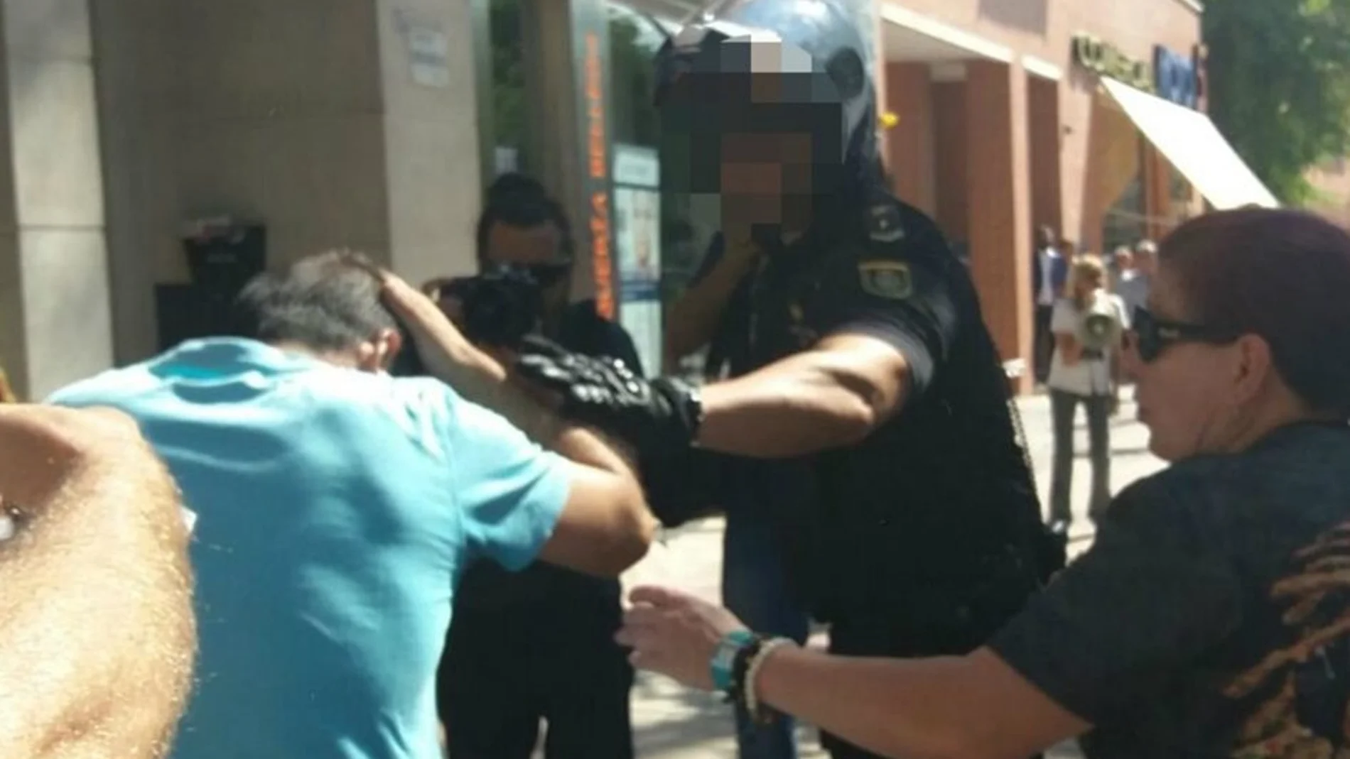 Imágenes de la actuación policial tras la agresión de los manifestantes a la Policía Nacional en el paso a nivel de Murcia