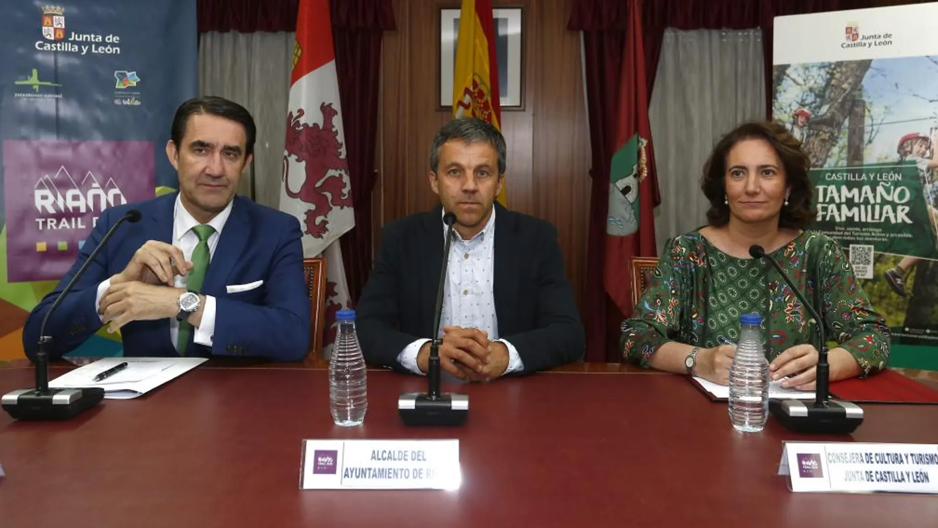 Los consejeros de Fomento y Medio Ambiente y Cultura y Turismo, Juan Carlos Suárez-Quiñones y María Josefa García Cirac, presentan la II Riaño Trail Run y el concierto Música en la Montaña 2018. Junto a ellos, el alcalde del municipio, Fernando Moreno / Carlos S. Campillo/Ical