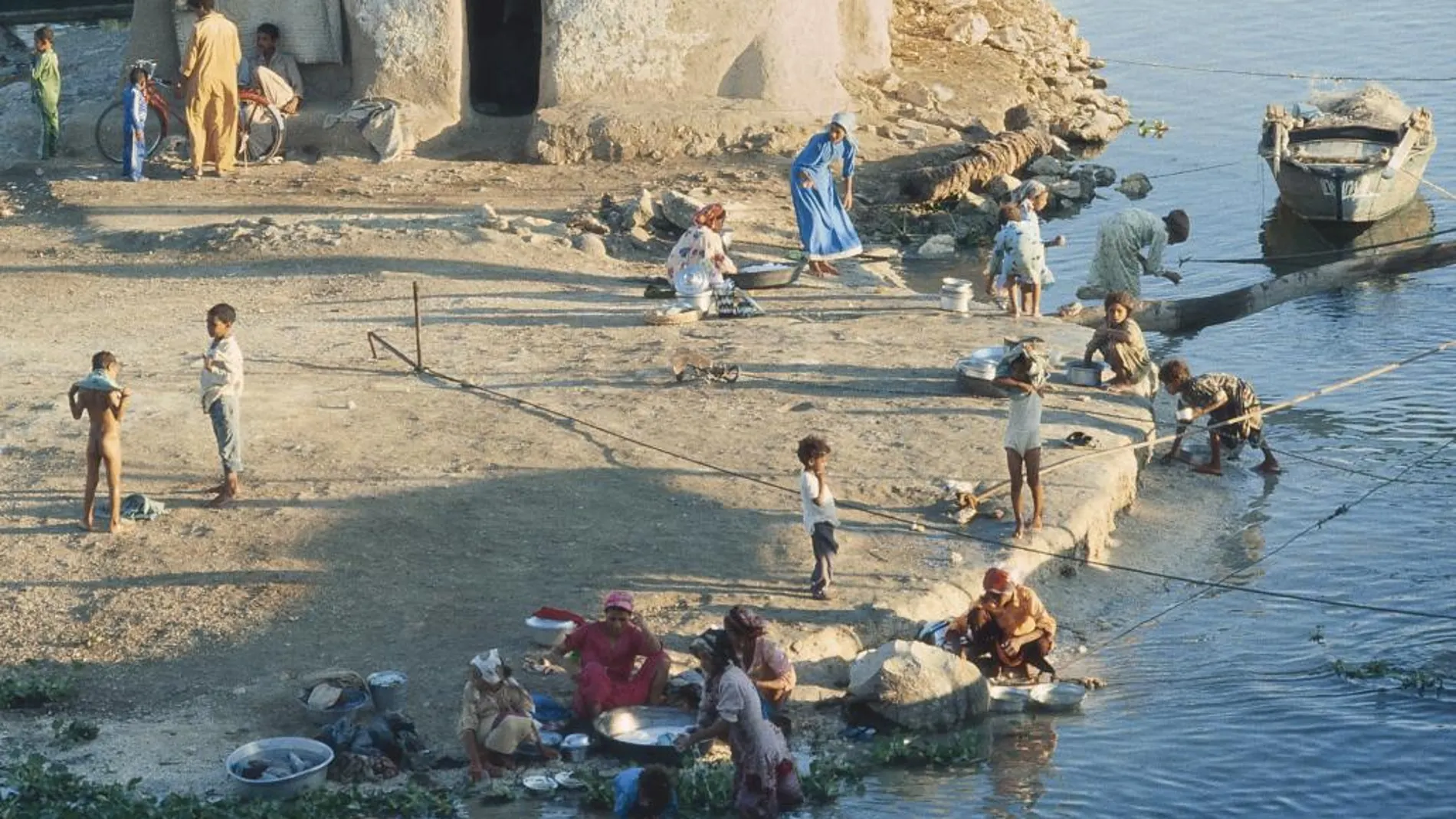 Niños y mujeres se asean en un pueblo junto al río Nilo (Egipto)