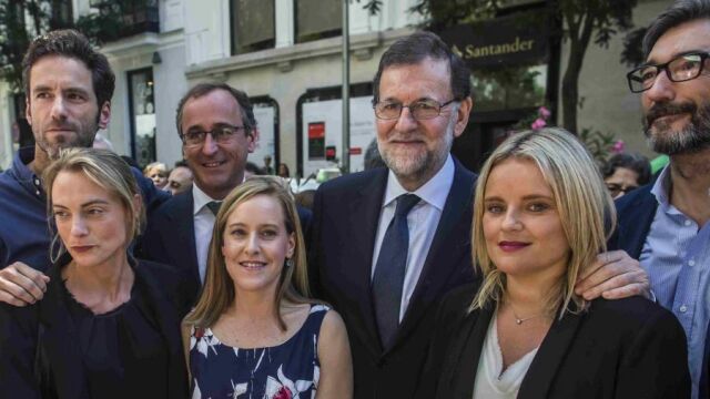 Mariano Rajoy (c), junto a Marimar Blanco (3d), el secretario general del PP en Euskadi, Iñaki Oyarzaba (2d), Javier Maroto (d), y el parlamentario vasco Borja Sémper (i) entre otros, durante el Homenaje XX Aniversario Miguel Ángel Blanco.