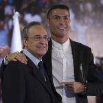 Cristiano Ronaldo posa con Florentino Pérez