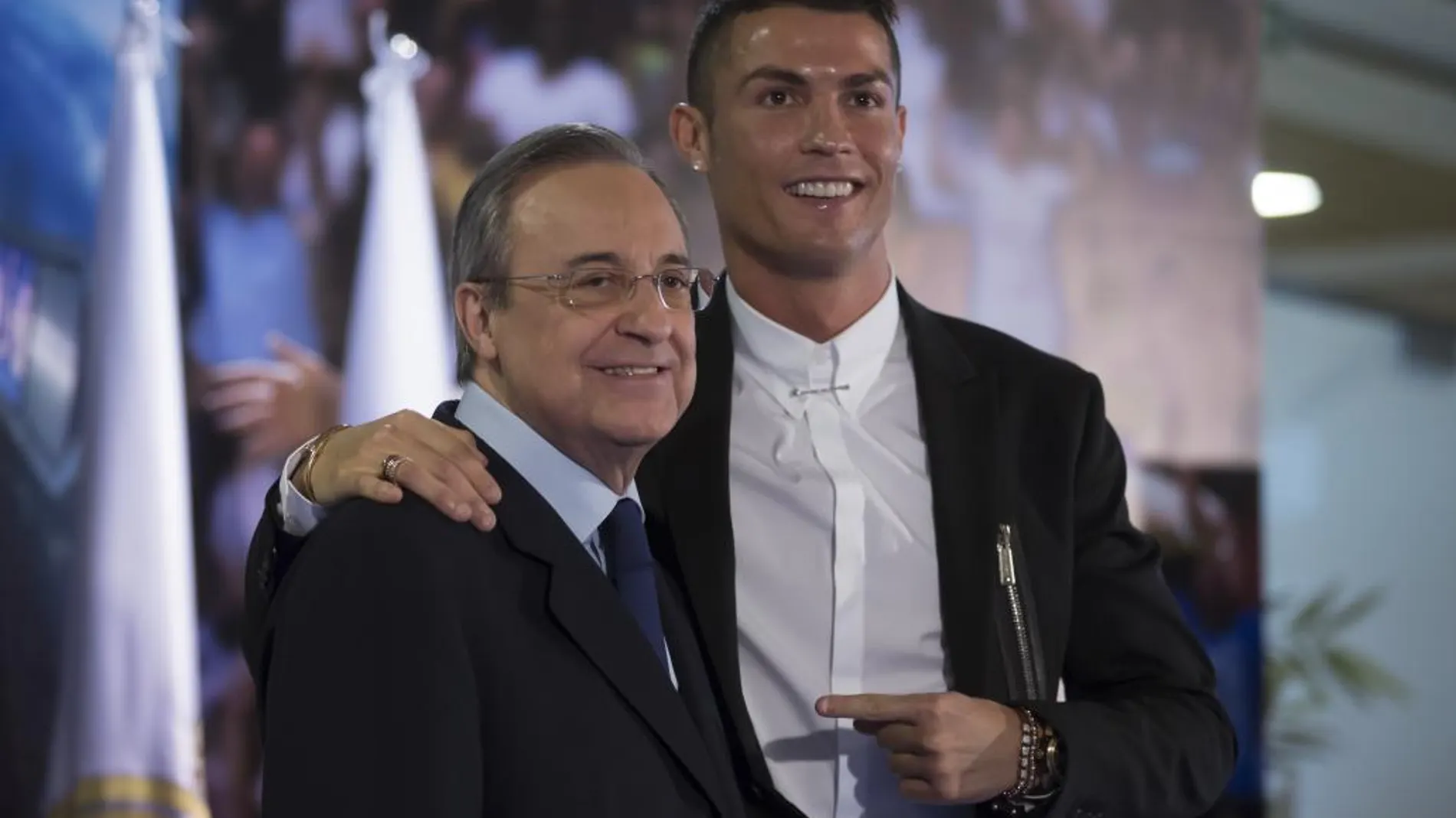 Cristiano Ronaldo posa con Florentino Pérez