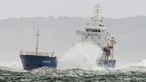 Vista del navío tras encallar cerca del puerto de Lisboa