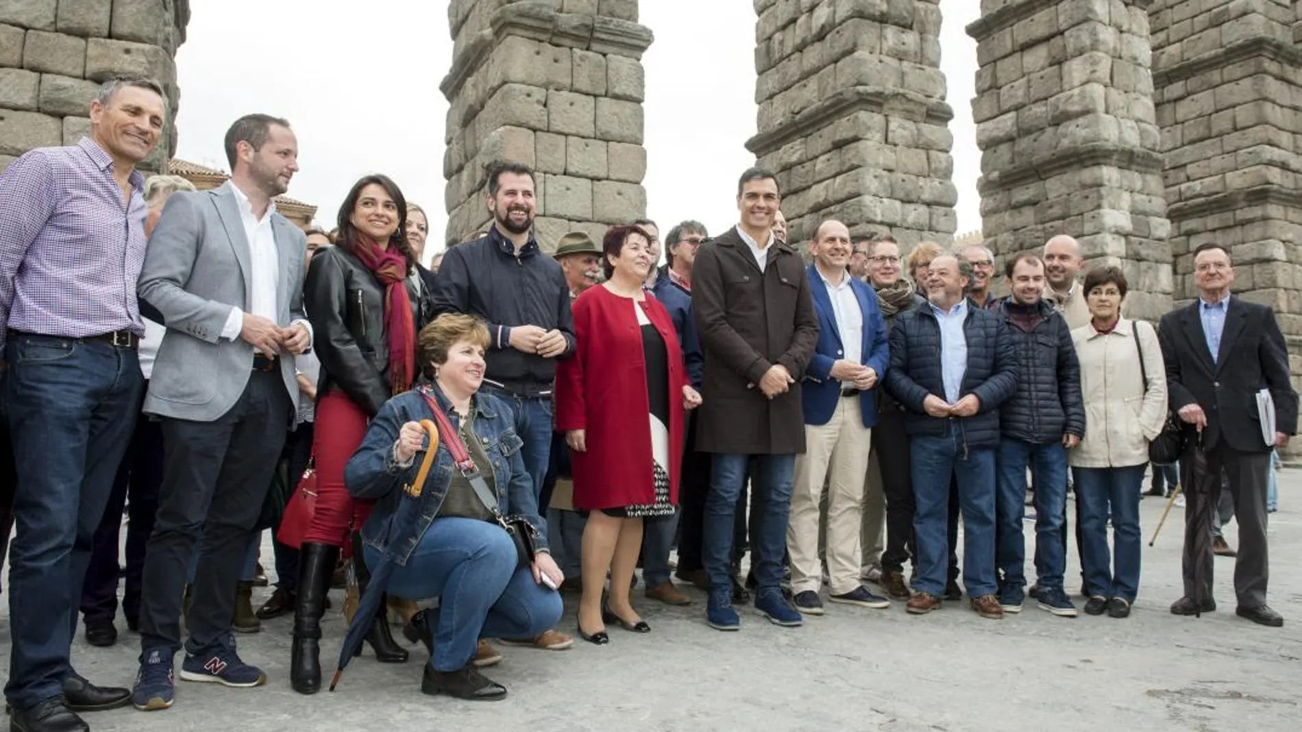 Pedro Sánchez, Luis Tudanca y Clara Luquero con militantes socialistas a los pies del Acueducto / Óscar Costa/Ical