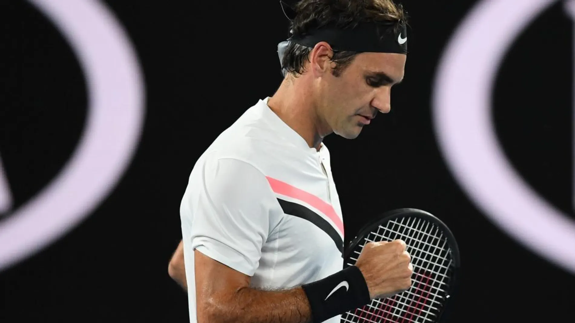 El tenista suizo Roger Federer durante la semifinal del Abierto de Australia que le enfrentó al surcoreano Hyeon Chung, en Melbourne, Australia, hoy