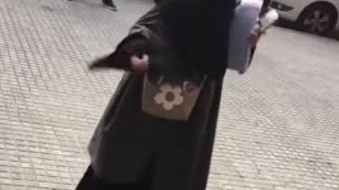 Instante en que la mujer se enfrenta a varios estudiantes a la salida de la biblioteca