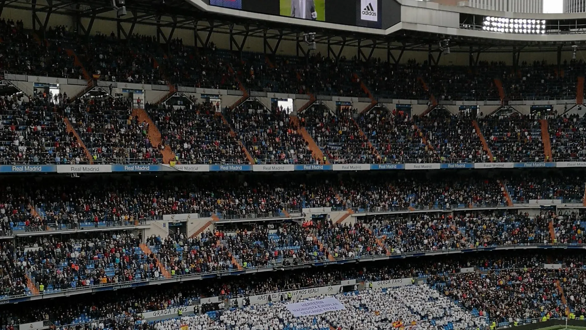 El fondo sur del Santiago Bernabéu, durante el recuerdo a Agustín Herrerín