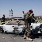 Fuerzas de seguridad afganas inspeccionan un vehículo calcinado en Paktia