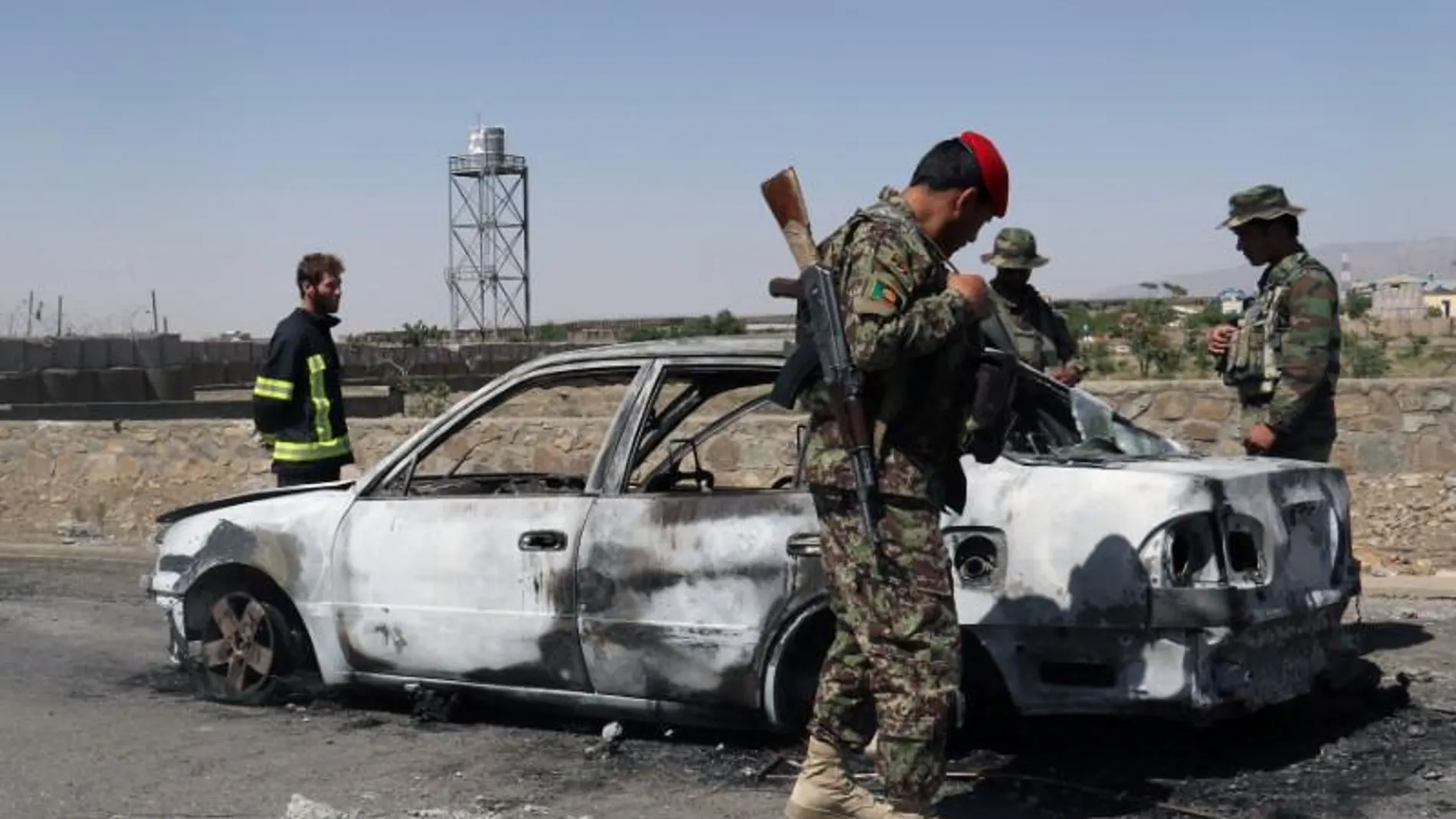 Fuerzas de seguridad afganas inspeccionan un vehículo calcinado en Paktia