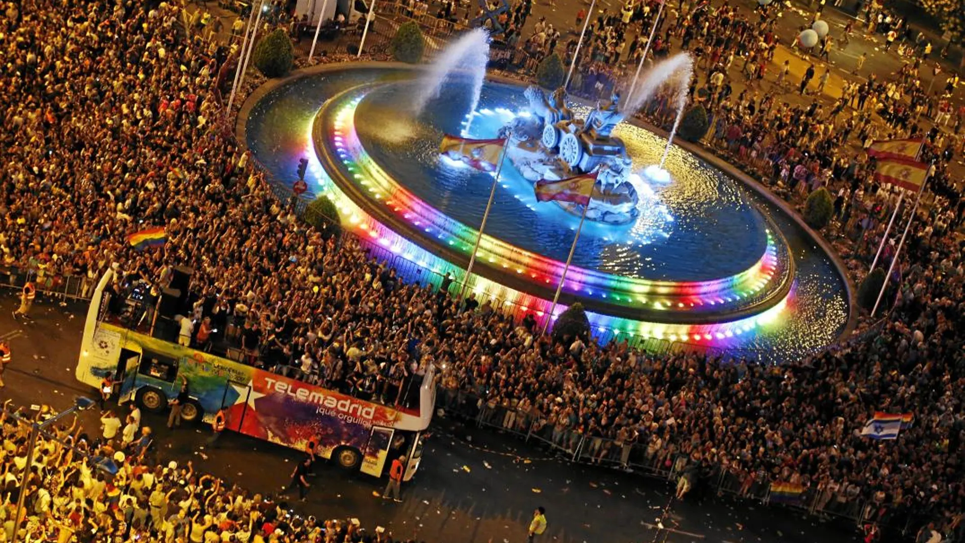 Este año, además de la plaza de Cibeles, la fuente de Neptuno también se iluminará con los colores de la bandera arcoíris durante las fiestas del Orgullo Gay