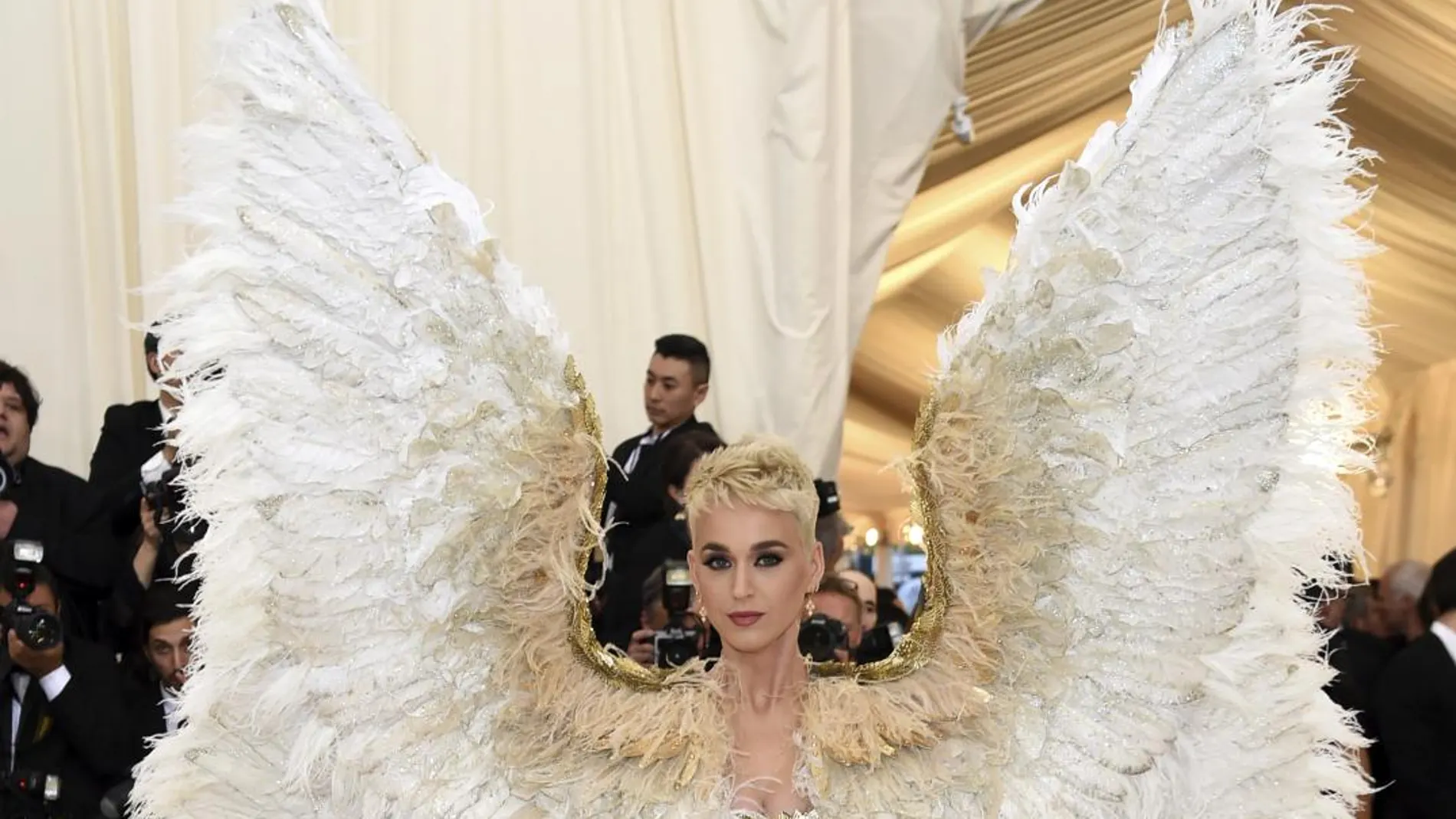La cantante Katy Perry, con unas enormes alas emplumadas que completaban un «look» dorado de Versace / Gtres