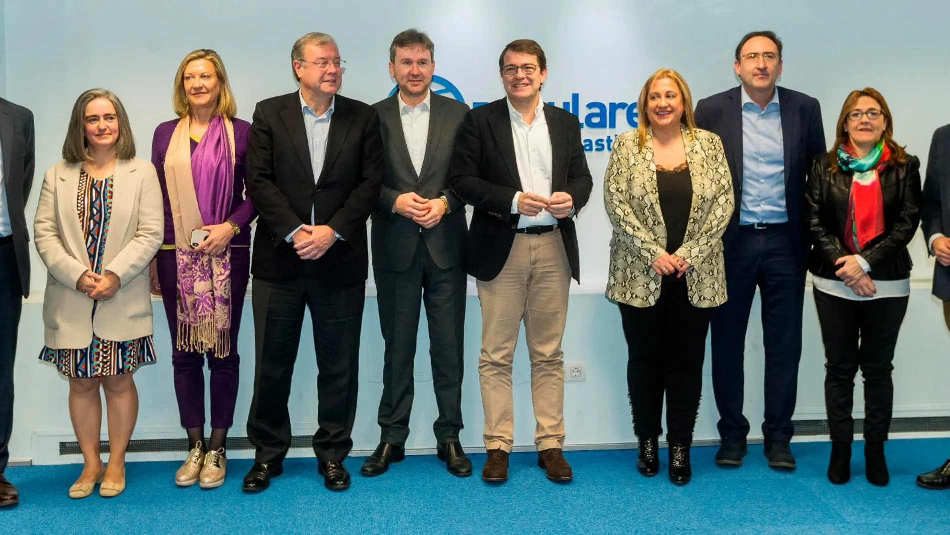 El presidente del Partido Popular de Castilla y León, Alfonso Fernández Mañueco, junto a los candidatos a las alcaldías de las capitales; Carlos García Carbayo, Salamanca; Sonsoles Sánchez-Reyes, Ávila; Pilar del Olmo, Valladolid; Antonio Silván, León; Javier Lacalle, Burgos; Yolanda de Gregorio, Soria; Alfonso Polanco, Palencia; Mayte Martín, Zamora; y Pablo Pérez, Segovia