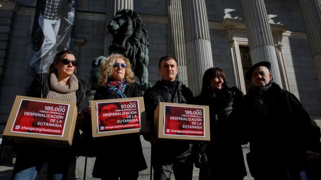 Familiares de Maribel Tellaetxe y de Luis de Marcos Vera el día que entregaron las firmas en el Congreso