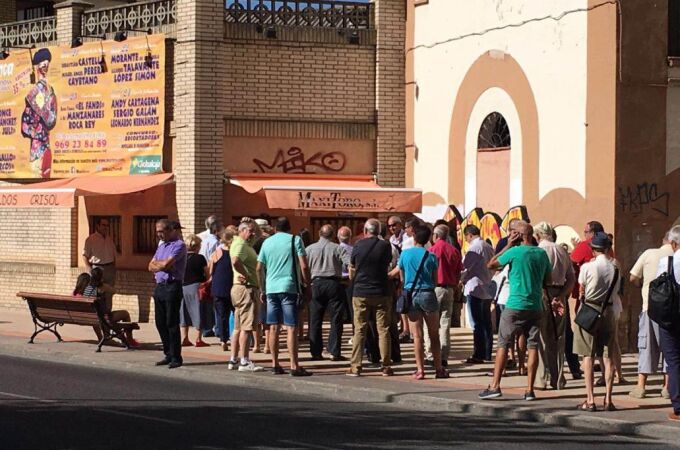Imagen de las colas de aficionados que se han organizado alrededor de la plaza de toros de Cuenca