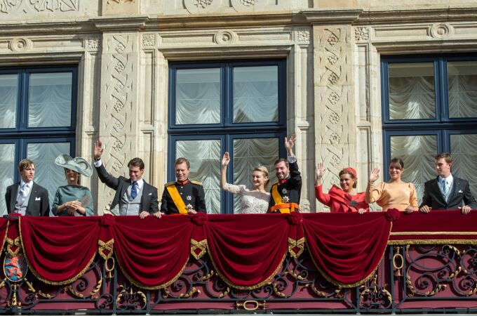 Miembros de la familia real de Luxemburgo en el balcón del Palacio Real