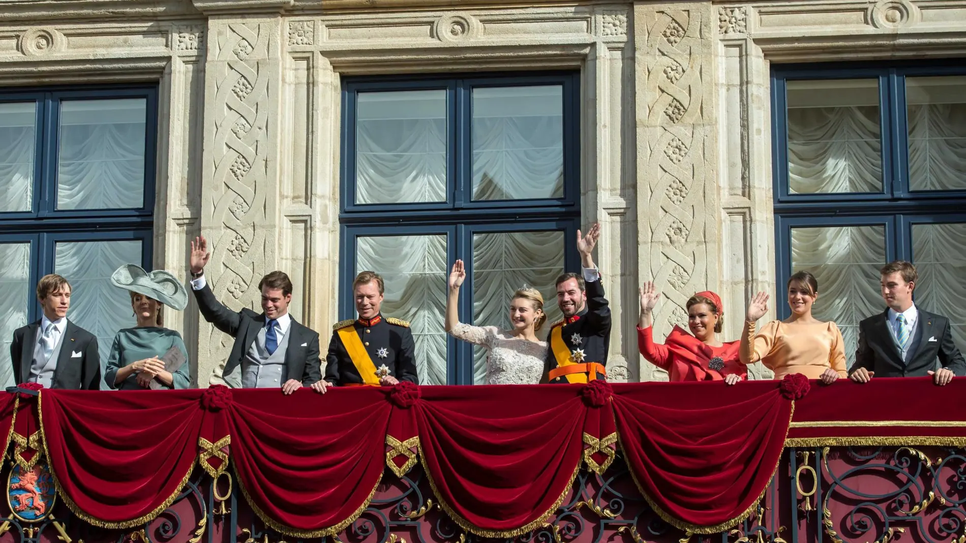 Miembros de la familia real de Luxemburgo en el balcón del Palacio Real
