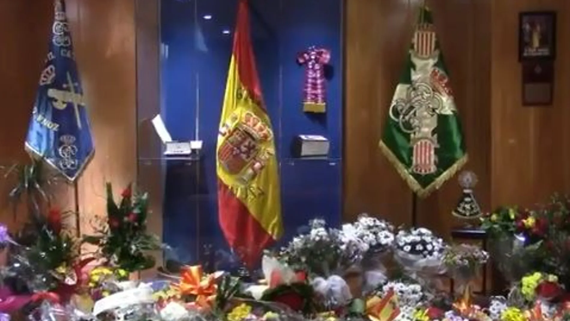 Ramos de Flores en la sede de la Guardia Civil en Barcelona