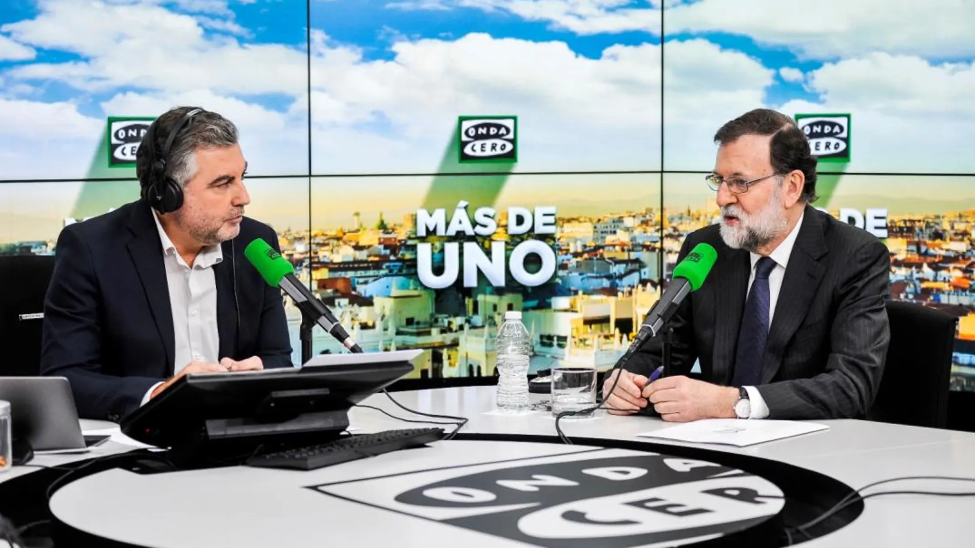Carlos Alsina entrevistando a Mariano Rajoy en Onda Cero